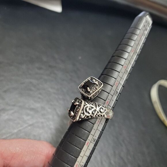 *Sale* Silver tone black stone ring with sparkle size 6.25 - Picture 5 of 8